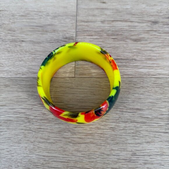 Vintage Laminated Lucite Bangle Bracelet Bright Yellow Red Green Floral Chunky - Picture 3 of 8